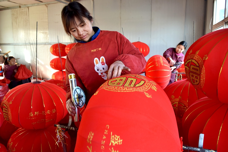 河北：制作灯笼迎春节(图1)