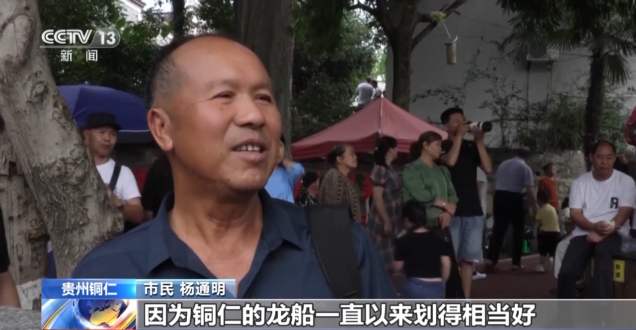赛道上奋力划桨 岸边欢呼呐喊 感受各地龙舟竞渡大场面(图4)