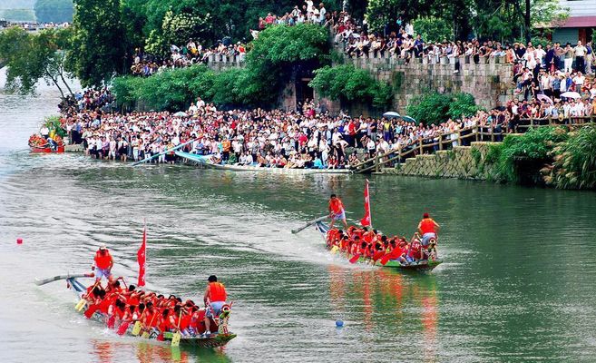 超百支队伍竞渡！佛山九江五人龙舟赛狂飙对决万人围观‘水上马拉松’(图1)