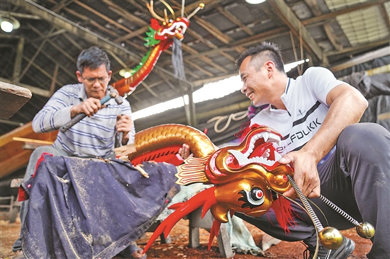 江西万年：赶制龙舟助增收(图1)