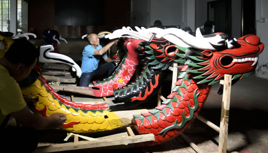 江西万年县这个镇每年制售1200艘龙舟年产值超3000万元(图1)