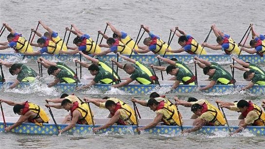 湖北武汉：奋楫争先 龙舟逐浪