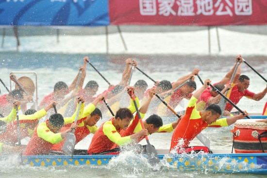 乘风破浪！近20艘龙舟浏阳河上大比拼