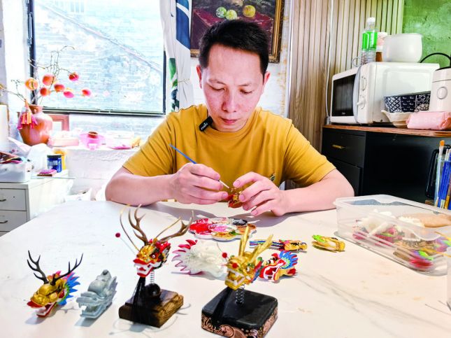 高要金利夫妇巧融非遗与科技制作文创 微缩版金利龙舟“划”出肇庆(图1)