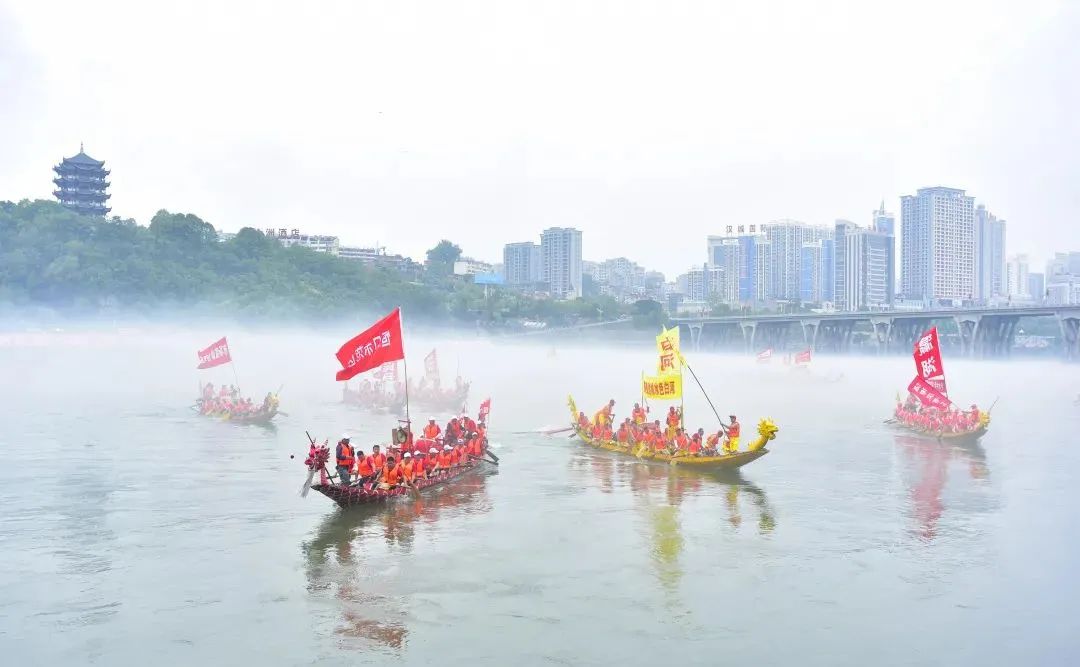 广州黄埔区知识城九龙湖龙舟赛激情开赛 龙舟队冒雨“狂飙”超燃竞速(图1)