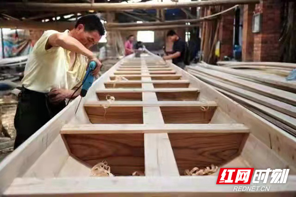 “洞庭湖老麻雀”新画像｜龙舟传人许桂生：从蓝墨水上游竞渡世界(图3)