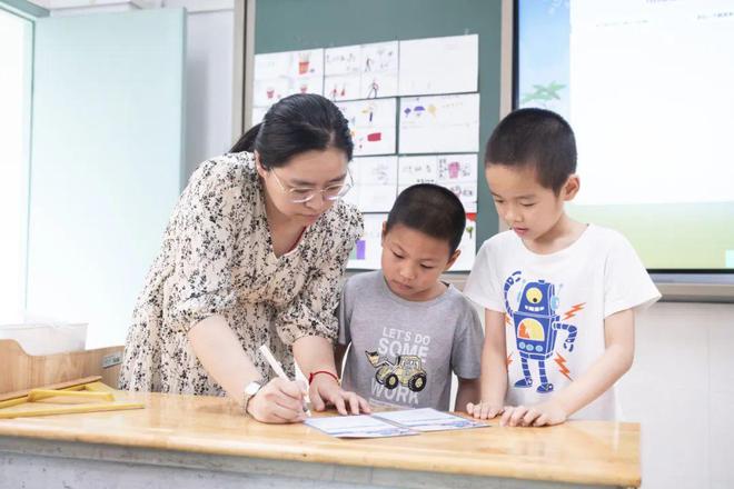 剥毛豆、购物、摇骰、探险闯关这是鼓楼娃的期末无“笔”精彩(图8)