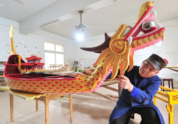 端午节临近“中国龙舟第一村”——福州方庄忙造龙