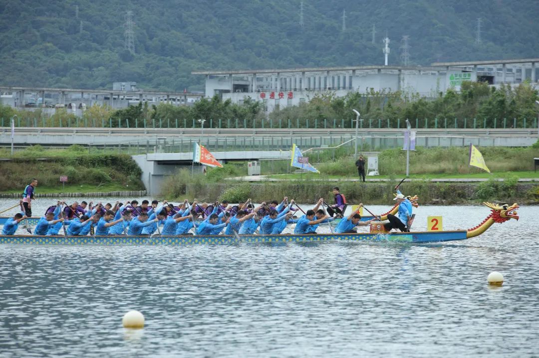 锣鼓声起、水花飞溅白领青年热血赛龙舟