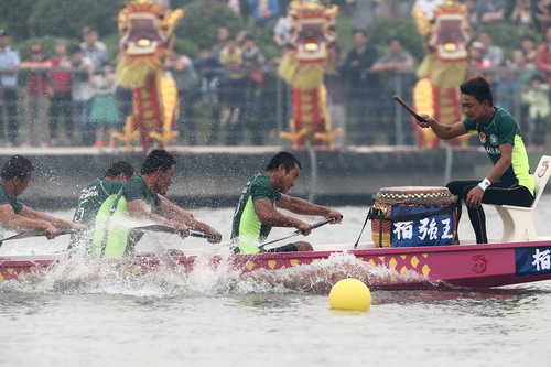 水上竞龙舟 京台青年“划”出新友谊
