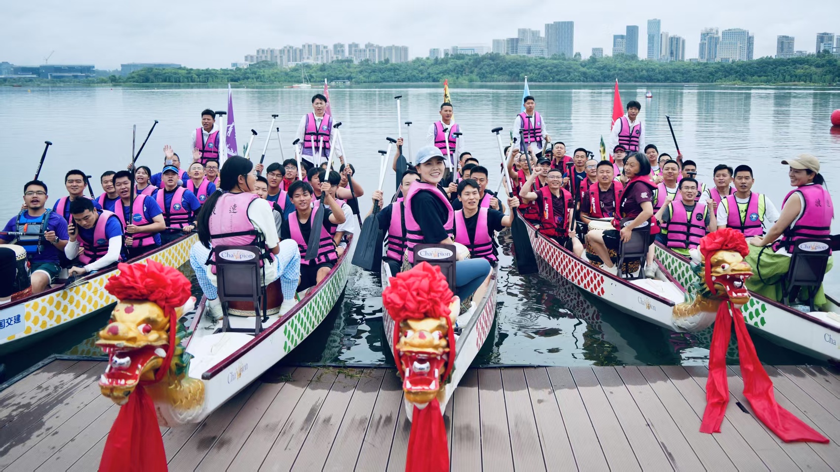 龙舟竞渡 兴隆湖掀起水上“狂飙”