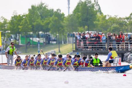 “赛动黔景”2025年贵州省龙舟冠军赛盛大启幕 迎来首个省级龙舟冠军历史性时刻