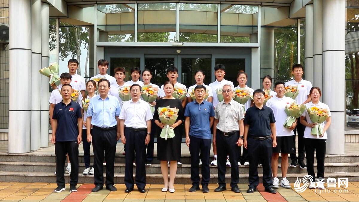 世锦赛狂揽11金创造历史 聊城大学龙舟队载誉归来