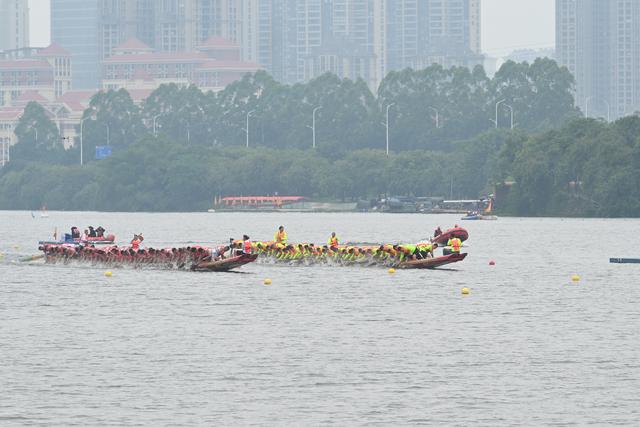 500米用时1分44秒 来看赛龙舟参赛选手飞桨追浪→