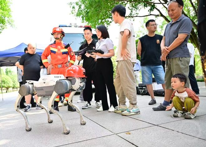 来中央公园体验上百个应急项目！重庆2025年“安全生产月”活动正式启动