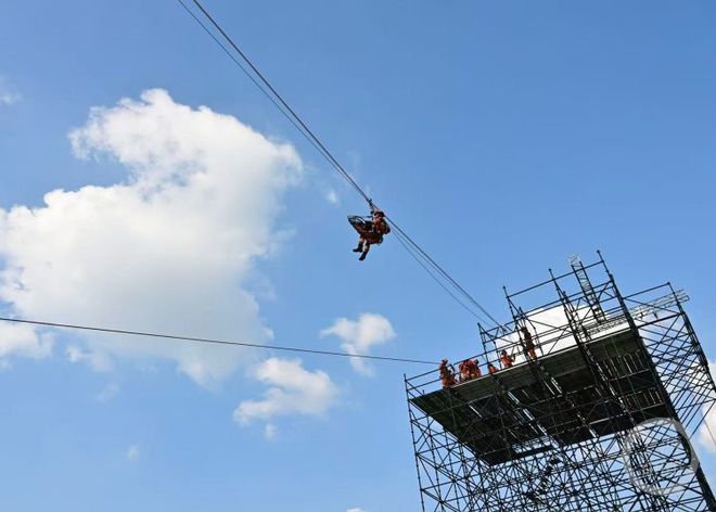 来中央公园体验上百个应急项目！重庆2025年“安全生产月”活动正式启动(图3)