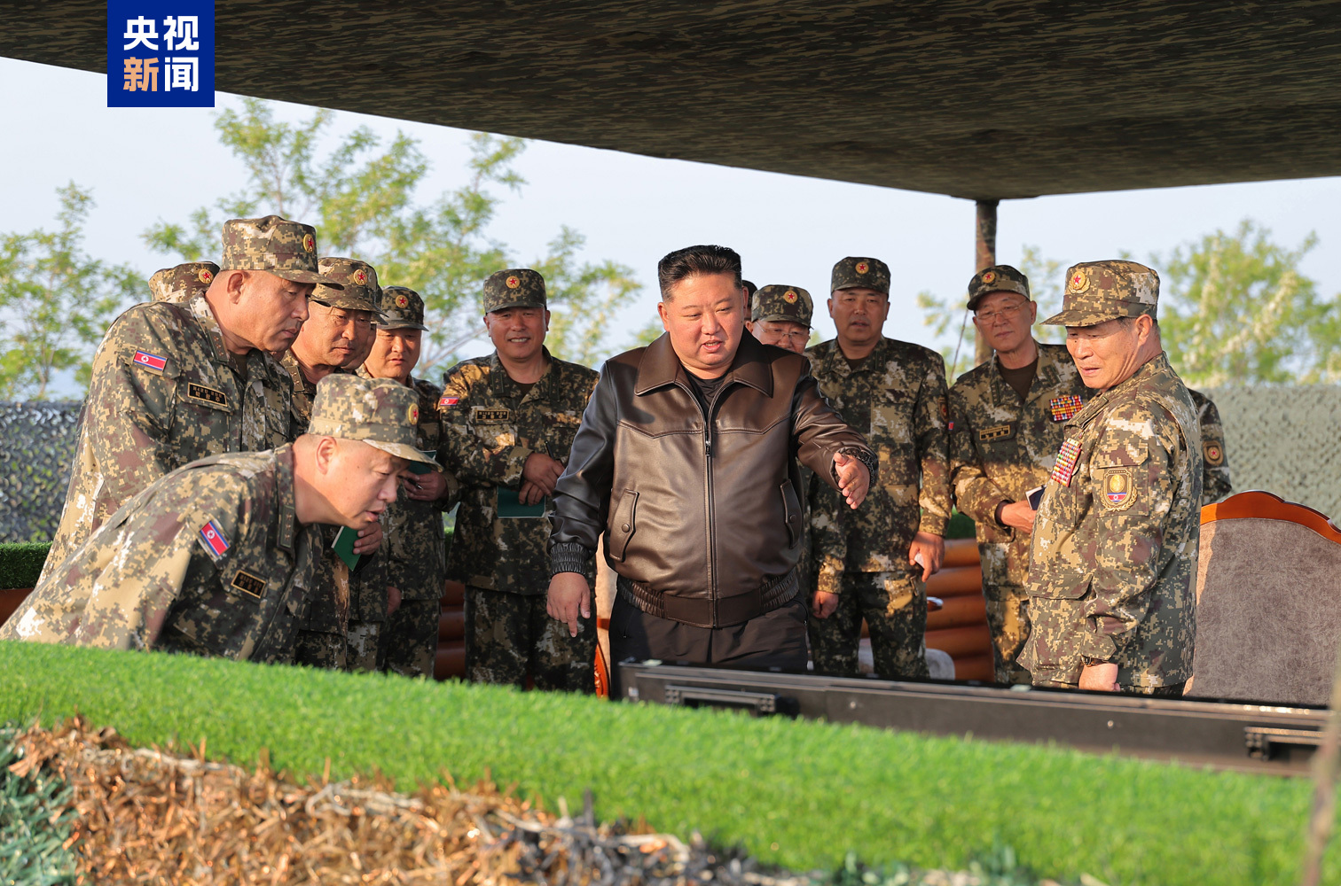 金正恩观摩朝鲜人民军大联合部队炮兵部队火炮射击比赛(图2)