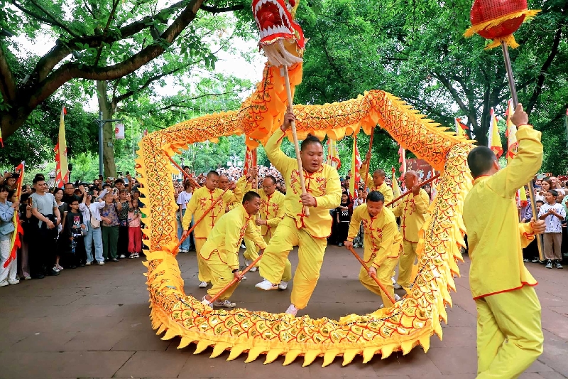 划龙舟咯！千年古镇里桨声响黄龙溪恢复传统龙船大会(图2)