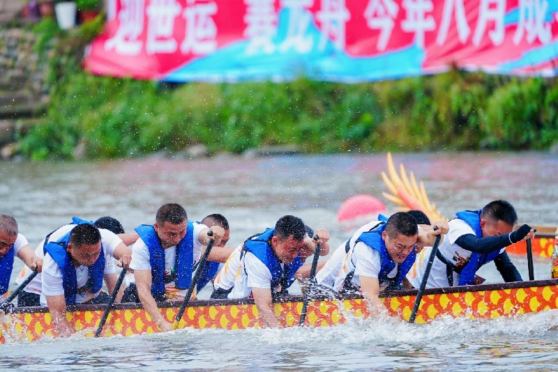 划龙舟咯！千年古镇里桨声响黄龙溪恢复传统龙船大会(图3)