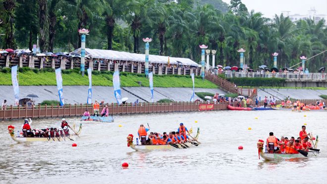 传统龙舟邂逅海南七仙温泉嬉水节 保亭上演民俗与竞技的水上盛宴