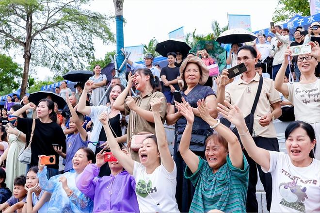 传统龙舟邂逅海南七仙温泉嬉水节 保亭上演民俗与竞技的水上盛宴(图6)