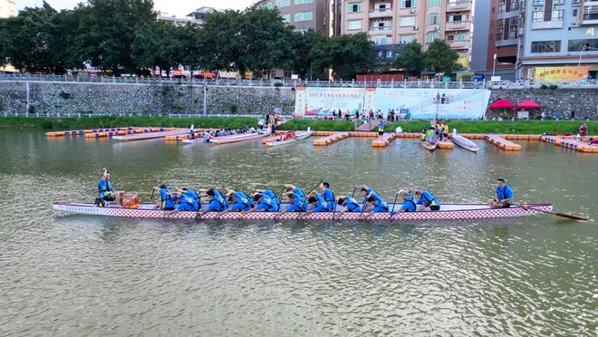2025年罗定市龙舟赛举办在即 各参赛队伍紧张备战(图2)