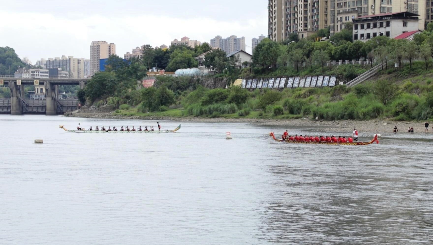 冷水江市龙舟队与周边县市龙舟队开展友谊交流赛