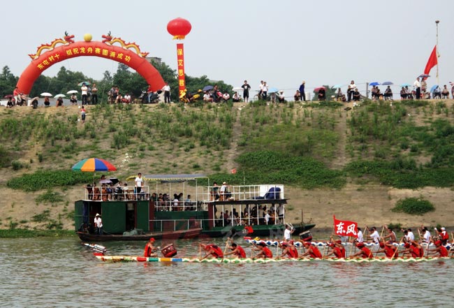 龙舟竞渡共庆双节！大连普兰店首届北方海域龙舟全国公开赛启幕