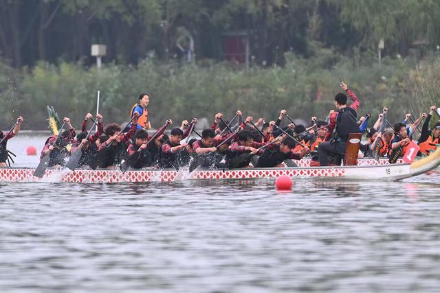 郑州市第七届龙舟锦标赛开赛在中牟成功举办(图4)