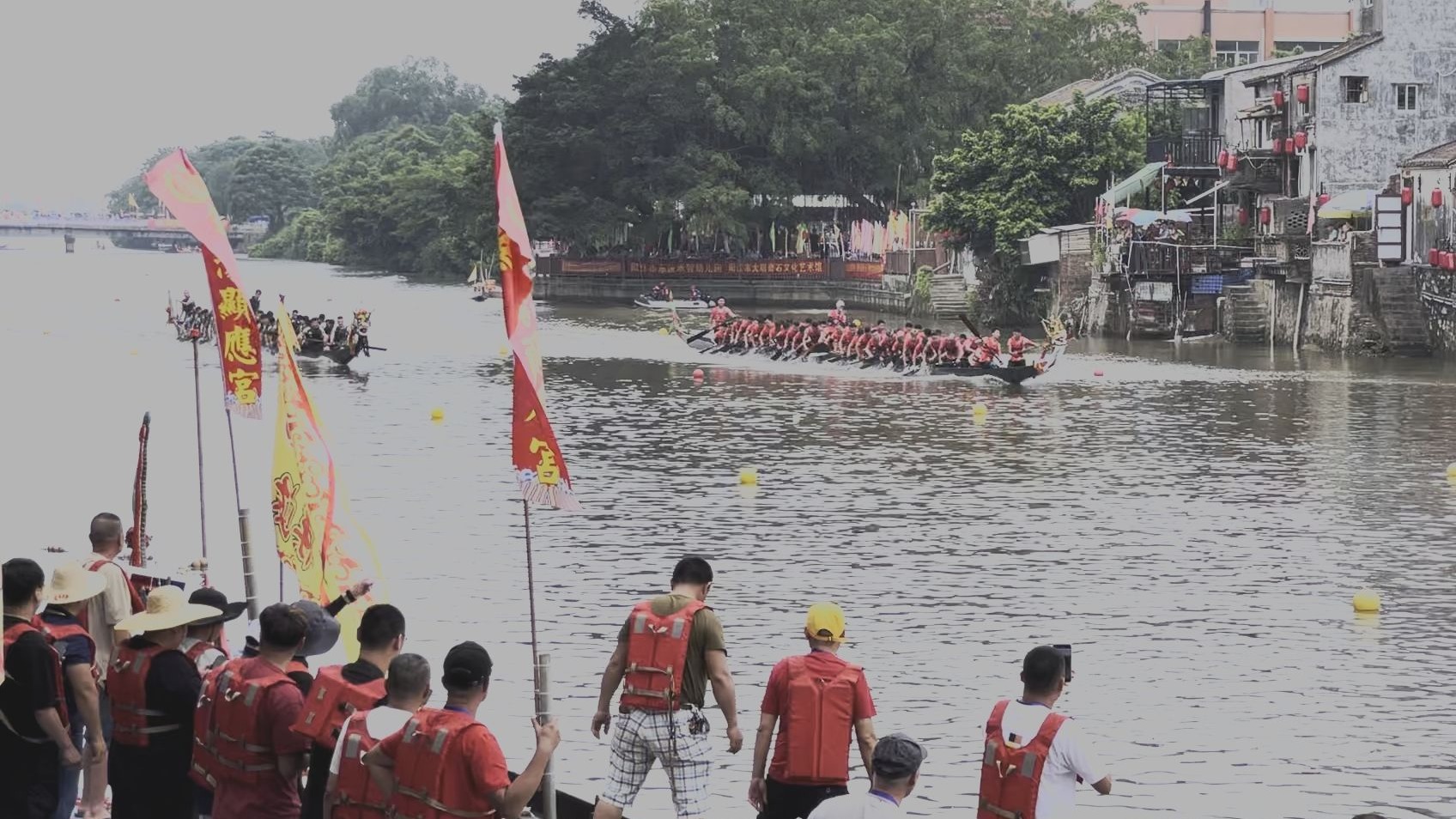 600 余龙舟手绿博园劈波斩浪