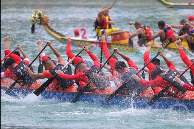 龙舟竞渡庆“双节”
