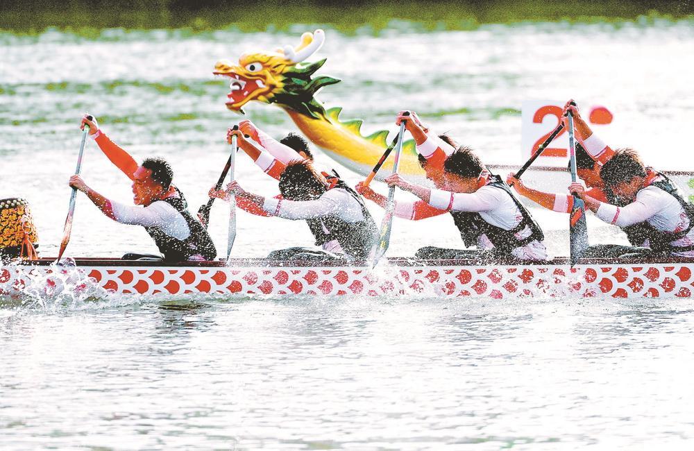 【国庆我在岗】 桂平公安护航龙舟赛以坚守献礼盛世华诞！