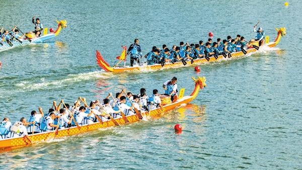 海南省美兰渔村龙舟赛圆满收官 潮涌为墨桨作笔 “划”出文旅新图景