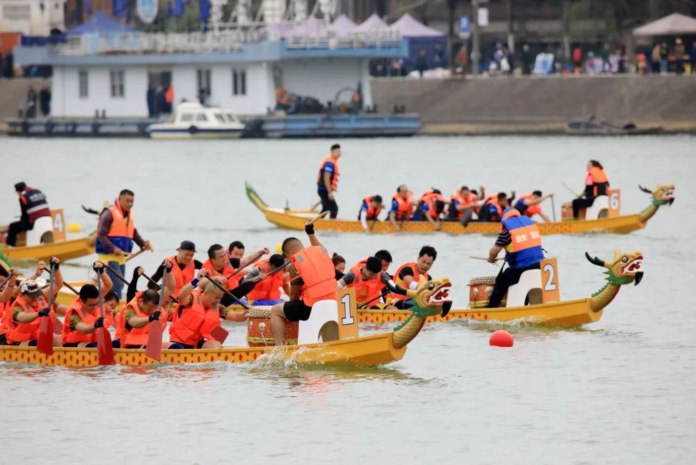 新王加冕 平安守护！泰州队问鼎苏超联赛