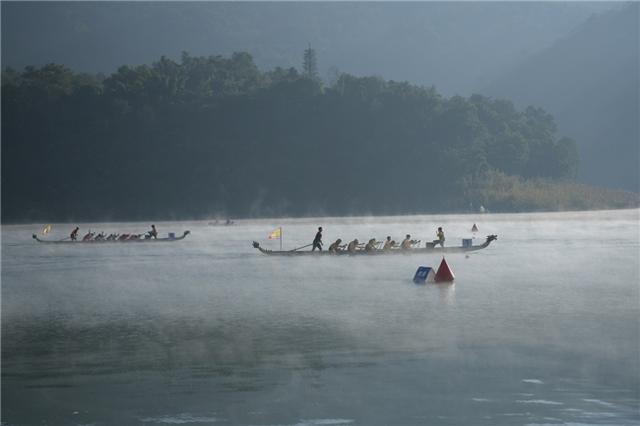 云南式赛龙舟破雾穿浪 画面惊艳(图2)