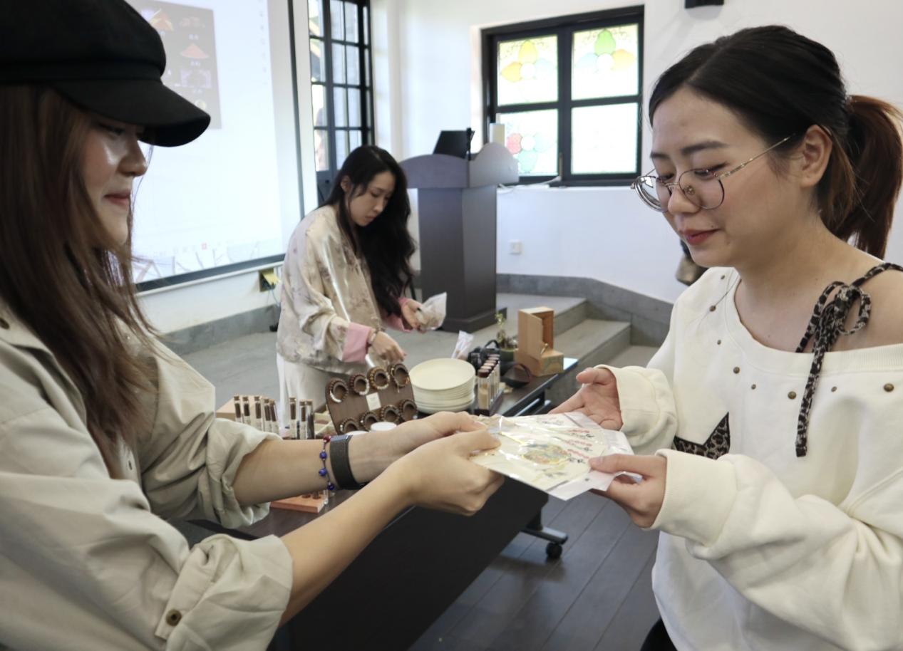 中山大学中文系举行来华留学生线香制作体验活动(图3)
