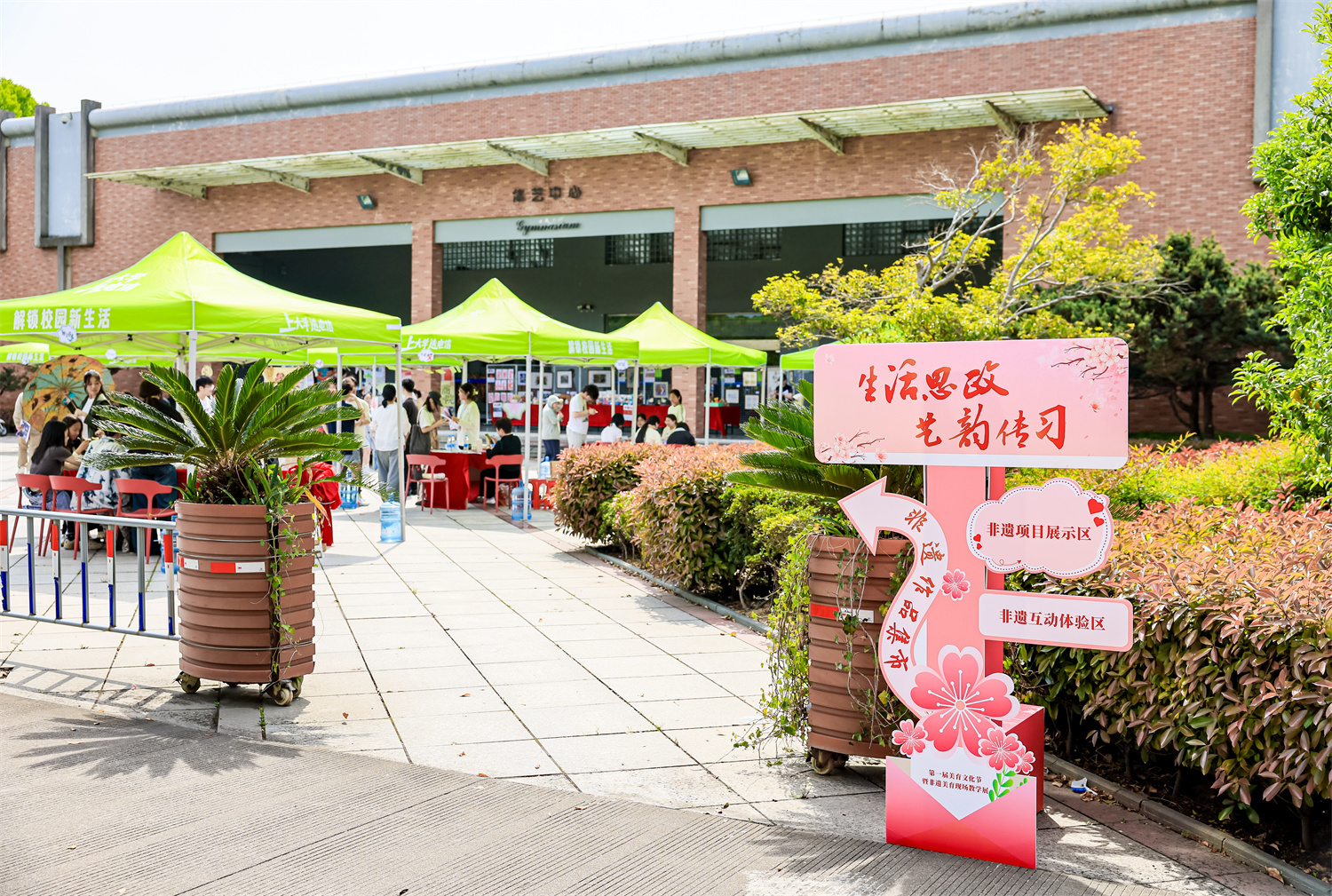 多彩非遗进校园 传承技艺育新人 在万里校园“邂逅”非遗匠心之作