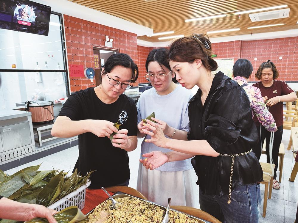 粽叶飘香迎端午 情暖邻里促和谐