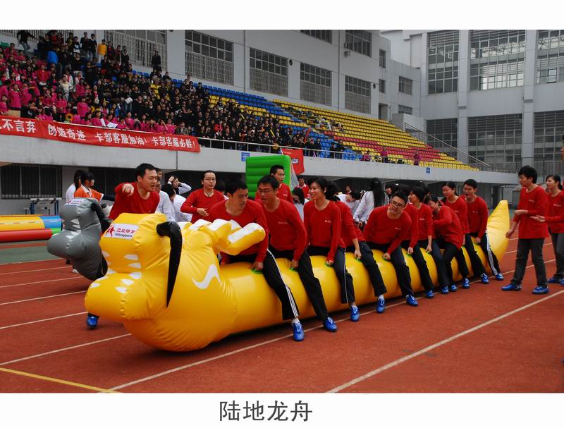 旱地滑龙舟 新疆铁门关用“陆地方舟”庆端午 当地回应：我们这里水上划不太方便