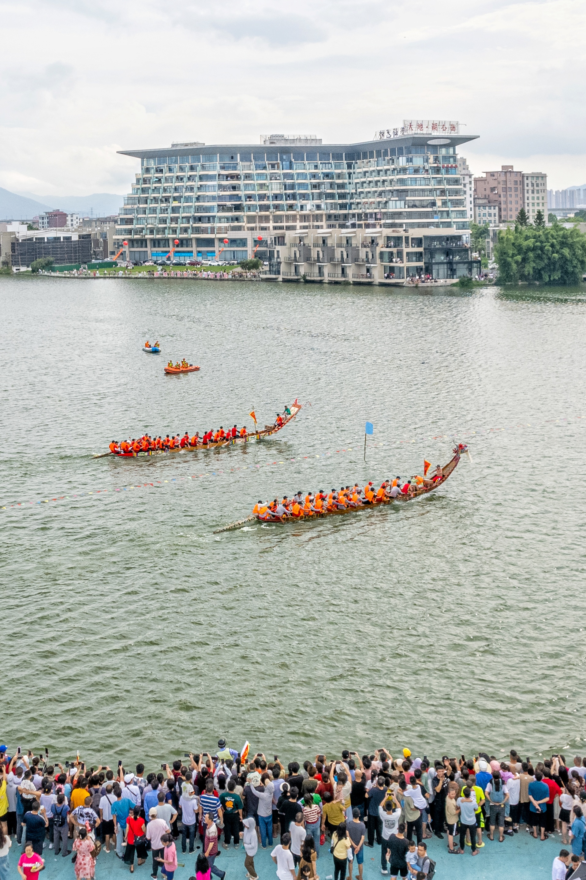 西宁城北创新举办冰上龙舟赛 促文体旅商融合