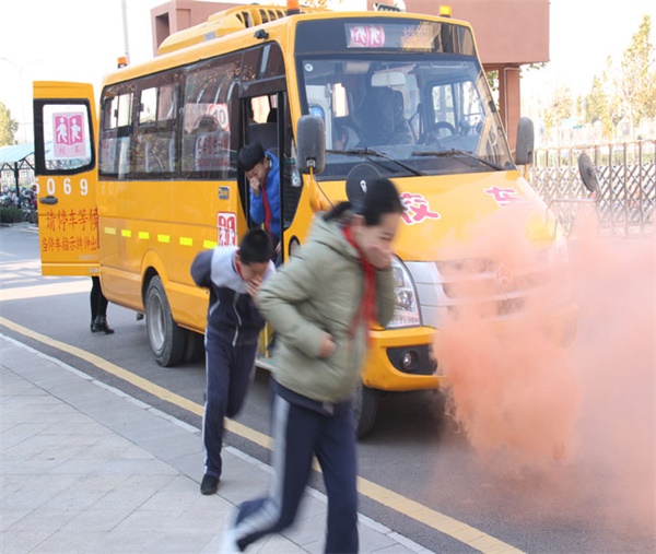 关注校车安全我们在行动：华山第二小学举行校车消防安全演练活动