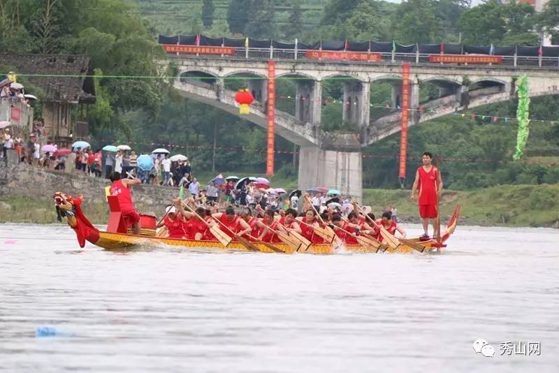 广东龙舟比赛现场画面