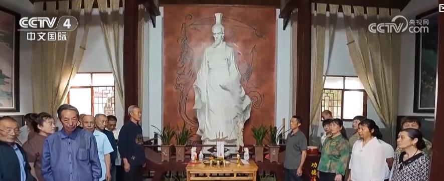 赛龙舟、包粽子、插艾草、吟诵诗歌……传统端午节文化味儿满满