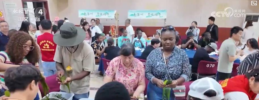 赛龙舟、包粽子、插艾草、吟诵诗歌……传统端午节文化味儿满满(图2)