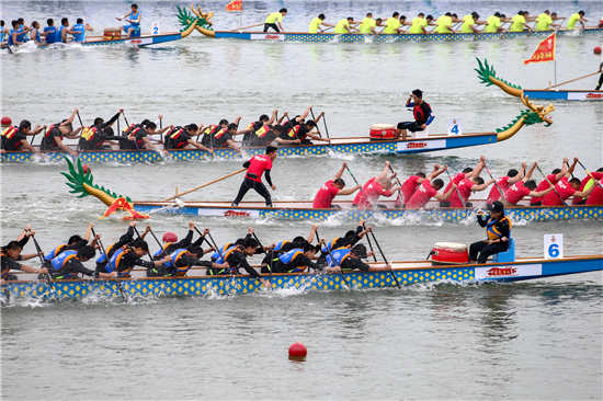 承德市第九届冰上龙舟争霸赛开幕