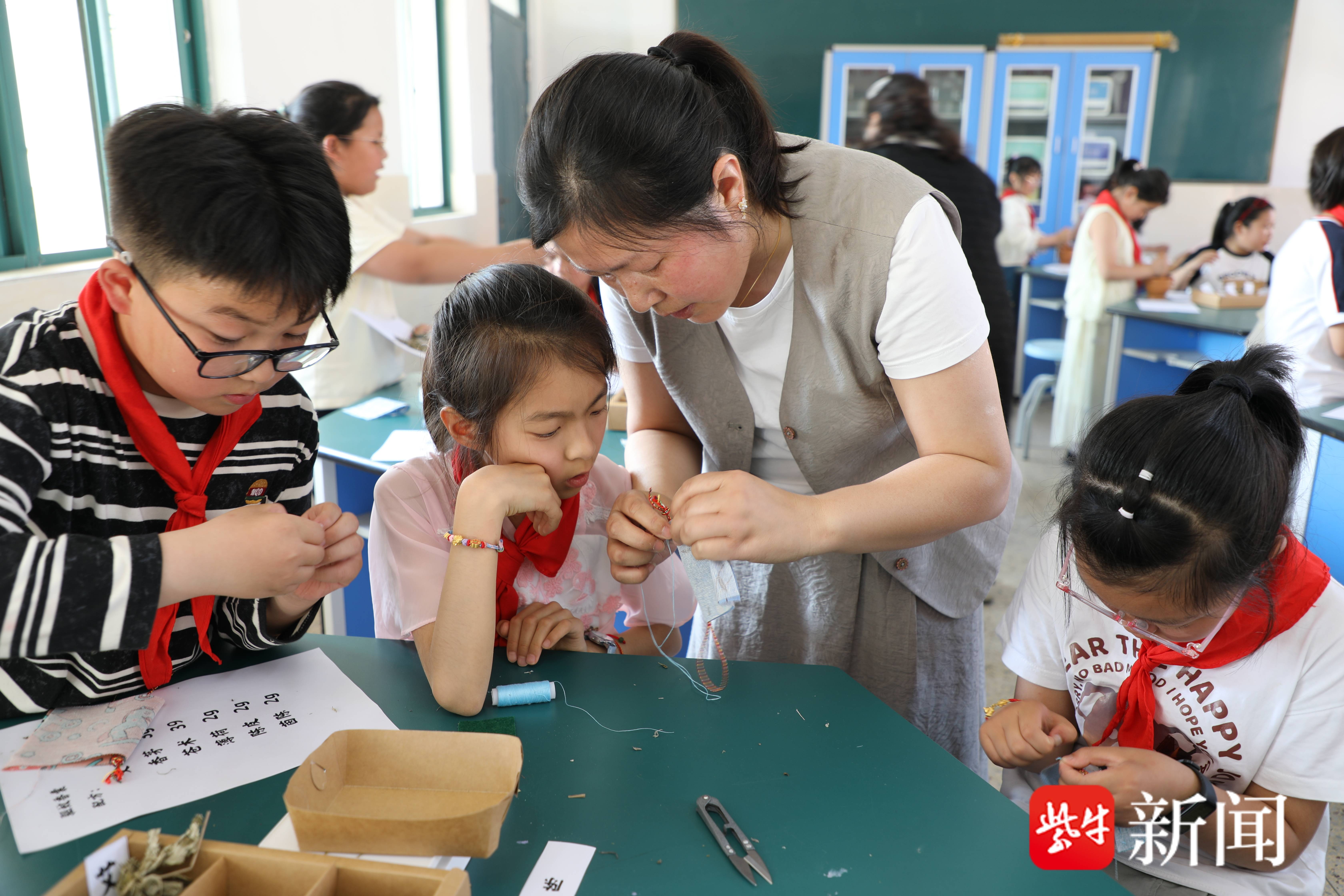 贵州幼儿园旱地龙舟赛出圈！自制纸龙舟端午氛围拉满！
