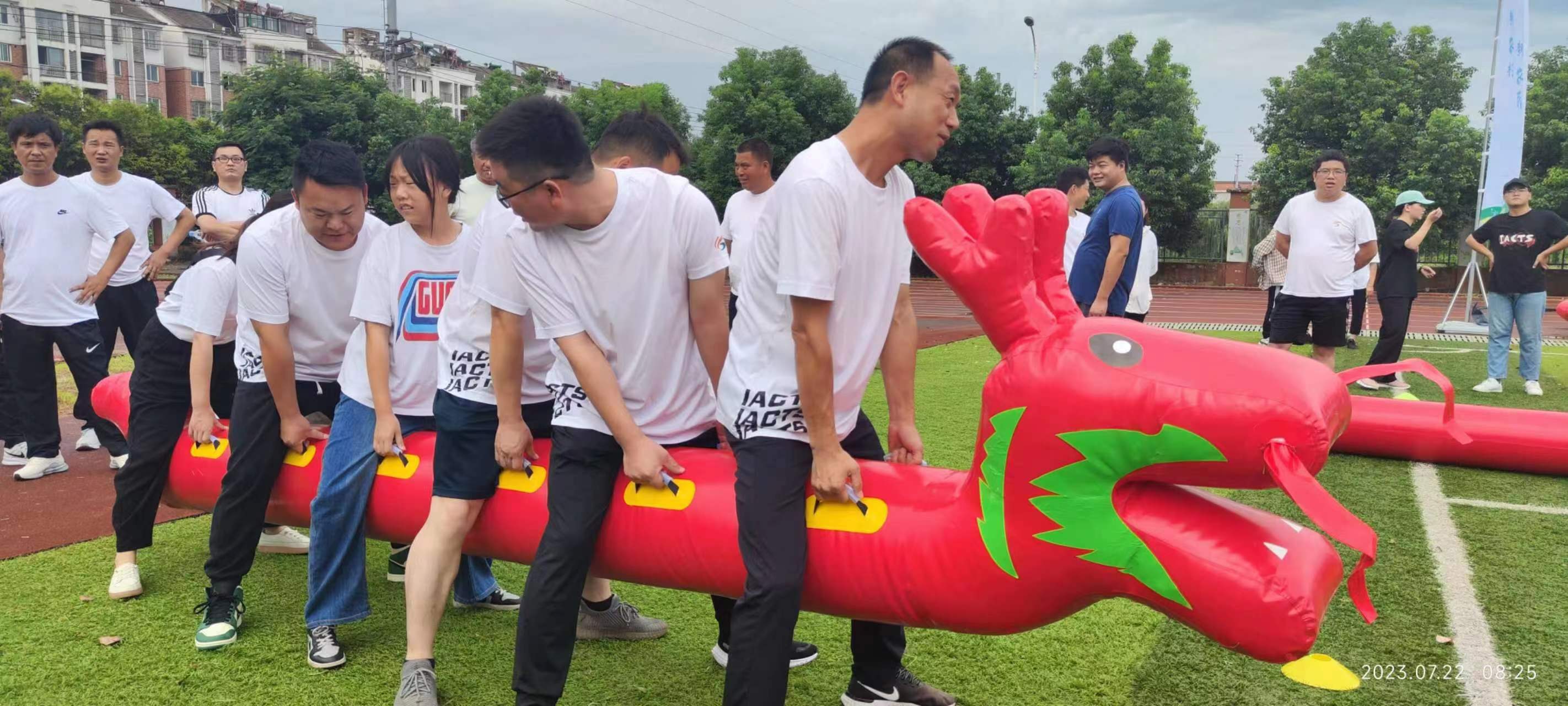 团结协作奋力向前 陆地龙舟妙趣横生