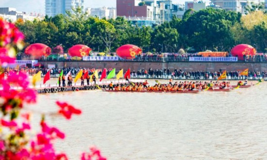 挥桨逐浪启新程 全国性龙舟赛事首次落地米易