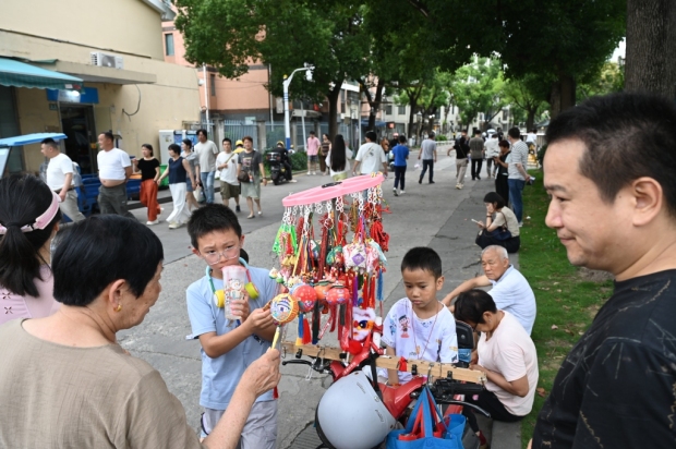 魔都眼｜端午节龙舟赛燃情开桨中外游客共赴速度之约(图6)