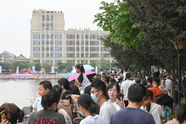 魔都眼｜端午节龙舟赛燃情开桨中外游客共赴速度之约(图5)